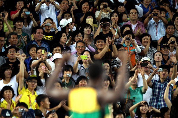 激烈角逐场面动人心弦,观众欢腾起来 激烈角逐场面动人心弦,观众欢腾起来