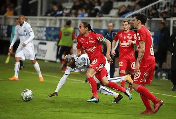 关于欧洲足坛巨头对决，火药味十足的信息