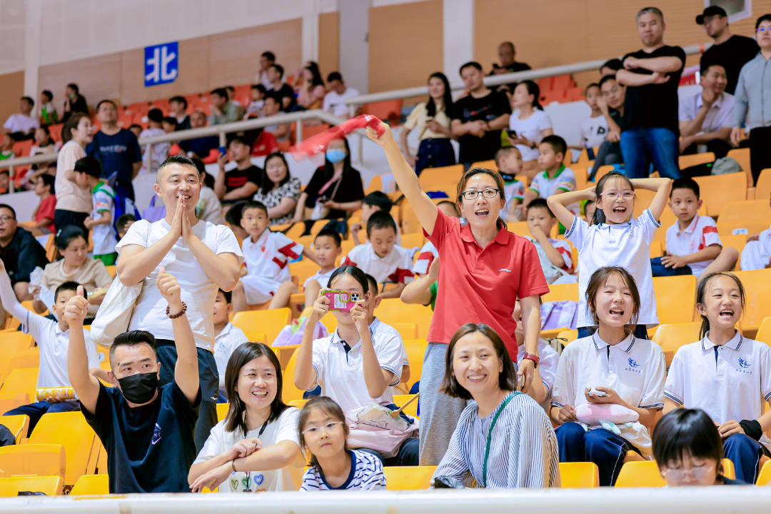 见证比赛瞬间的观众，感受到了运动的魅力