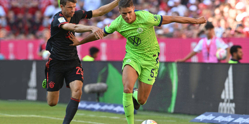 包含沃尔夫斯堡后防线频繁失误，急需加强训练的词条