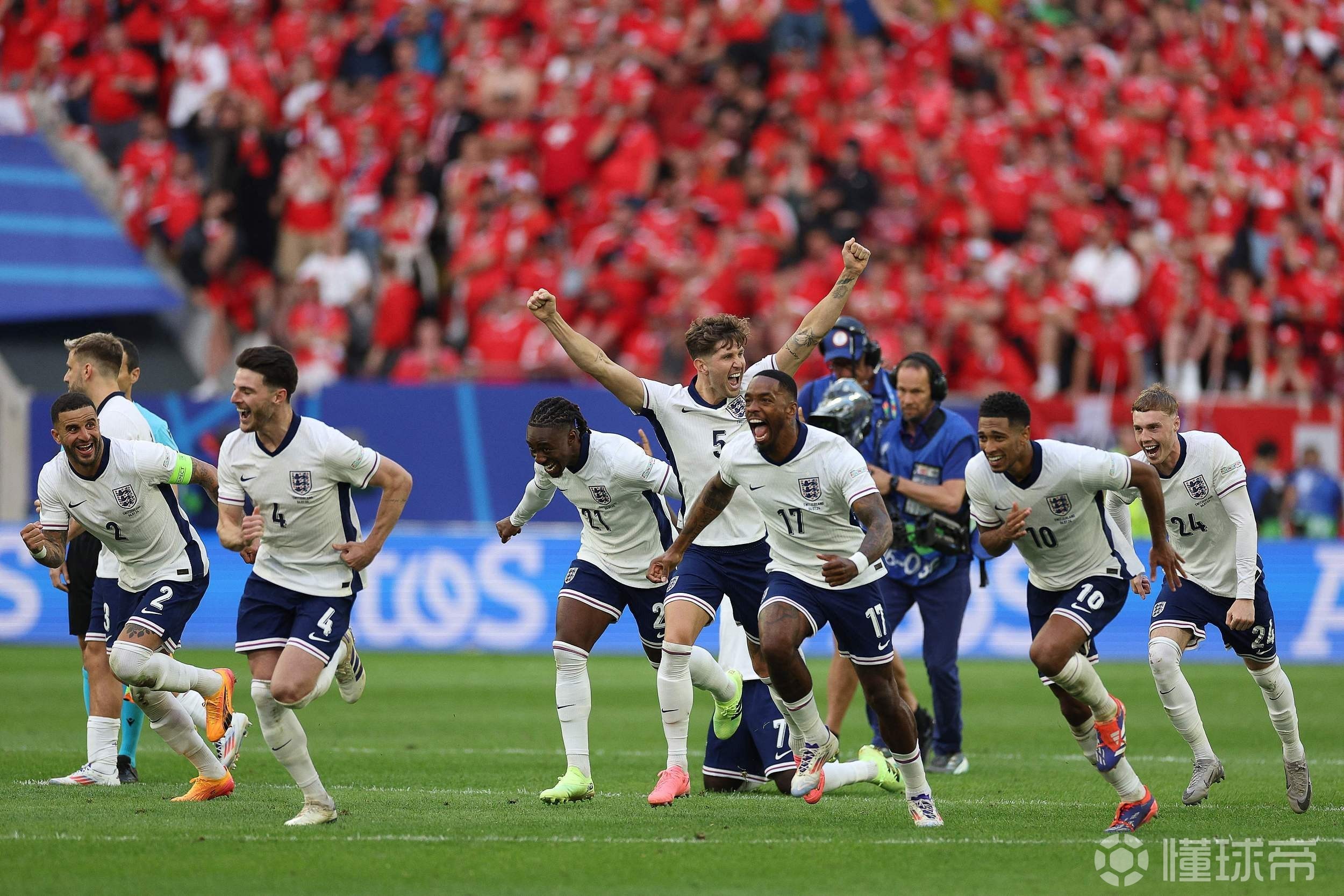 英格兰队成功晋级，乌克兰队痛失晋级机会的简单介绍