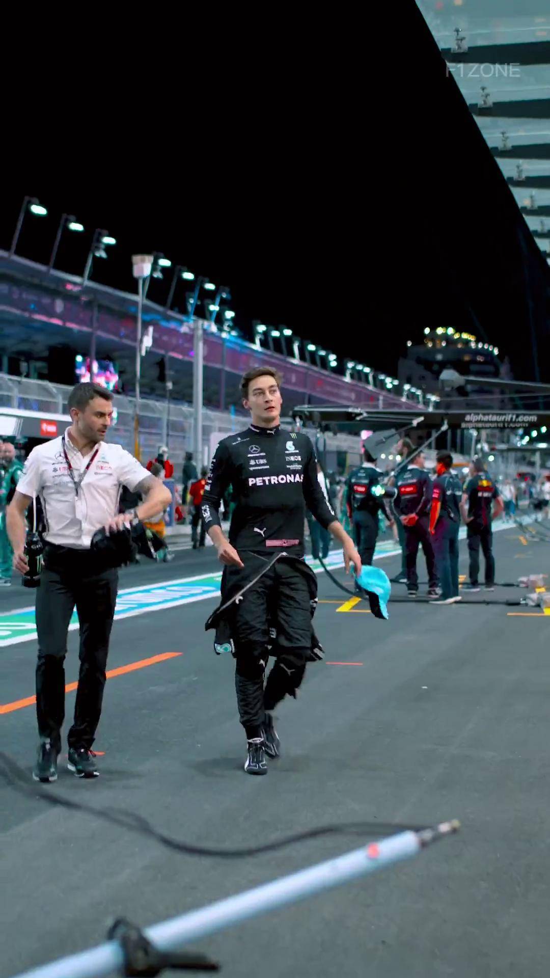 包含红牛二队横扫雷诺车队，拉塞尔状态火热的词条