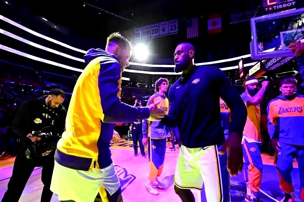 国王碾压湖人，浓眉哥扛起全队