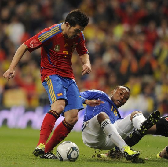 瑞士翻盘哥伦比亚，皮克带队取胜