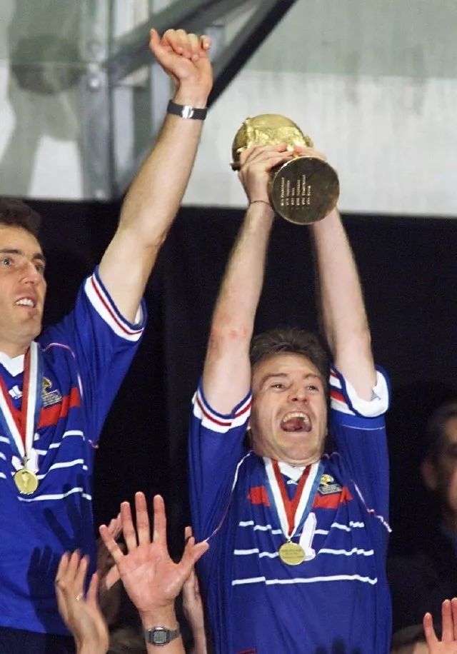 包含法国队力克印度队，黄鸭组合扛起全队的词条